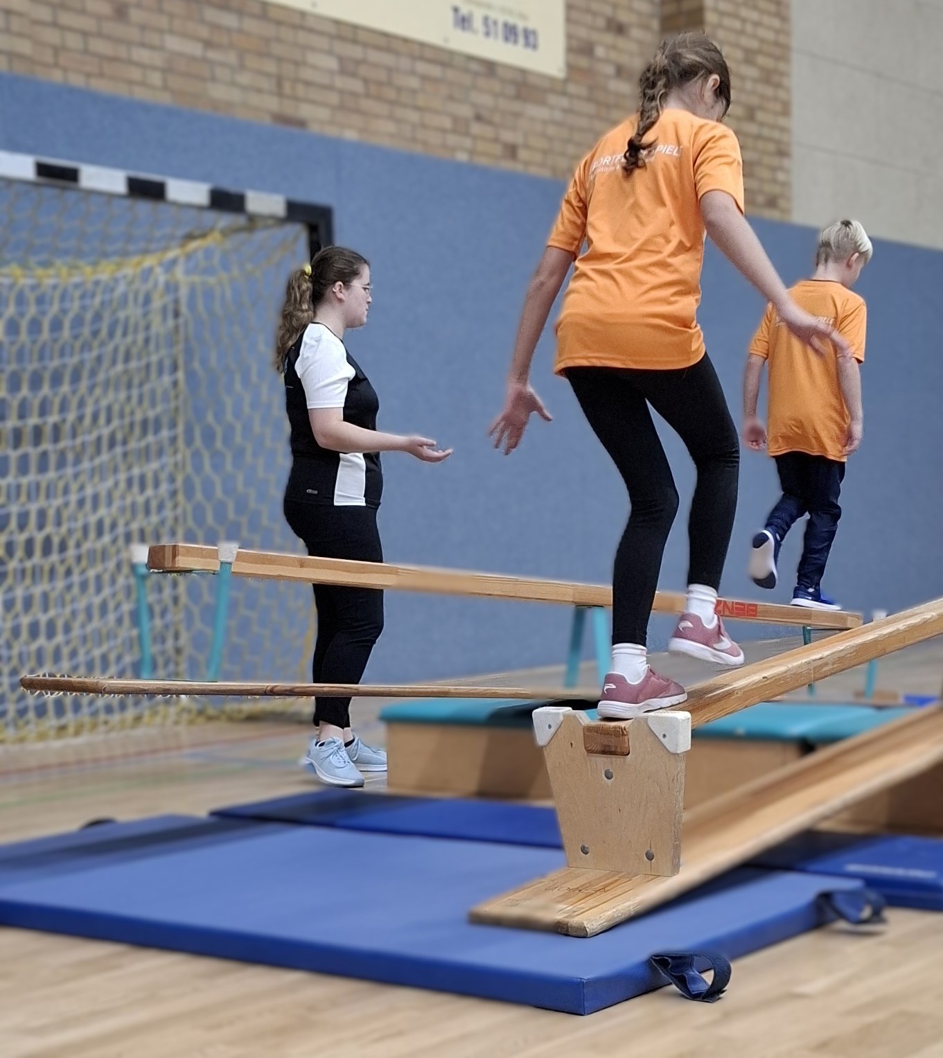 Helfer_Geschicklichkeitsparcours Unterstützung beim Bewältigen des Geschicklichkeitsparcours